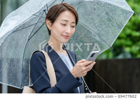 檢查天氣預報，雨季的女人 89477602