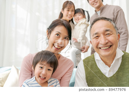 Grandparents who love their grandchildren 89477976