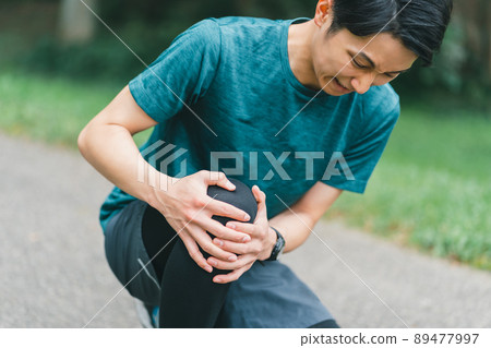 Runner who hurt his knee 89477997
