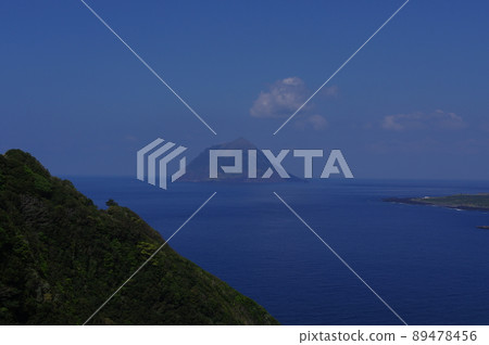 在珍貴的晴天從八丈島看到的八丈兒島 在珍貴的晴天從八丈島看到的八丈兒島 89478456