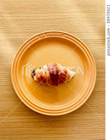 Chocolate croissant yellow plate bird's-eye view Chocolate croissant yellow plate bird's-eye view 89478921