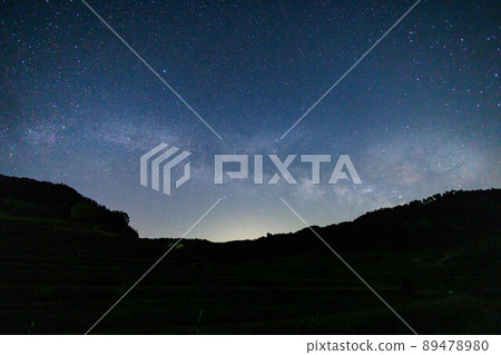 The Milky Way seen in the rice paddies in the west of Ohaganishi in Misaki Town, Okayama Prefecture, Japan 89478980