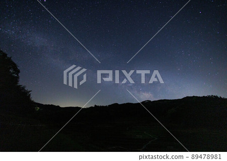 The Milky Way seen in the rice paddies in the west of Ohaganishi in Misaki Town, Okayama Prefecture, Japan 89478981