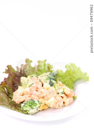Shrimp and broccoli salad bright background 89479962