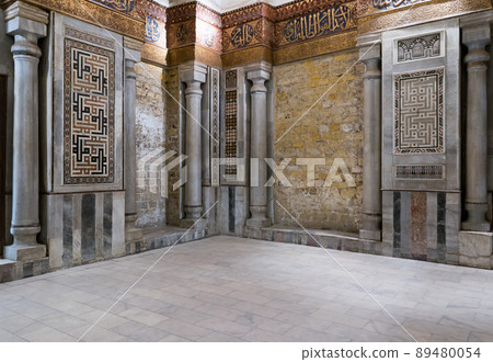Interior view of decorated marble walls surrounding the cenotaph in the mausoleum of Sultan Qalawun, Old Cairo, Egypt Interior view of decorated marble walls surrounding the cenotaph in the mausoleum of Sultan Qalawun, Old Cairo, Egypt 89480054