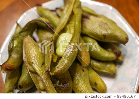 Grilled broad beans baked with pods 89480167