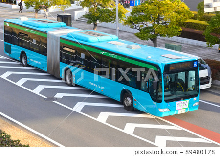 Chiba Prefecture Makuhari New City Articulated Bus Full view (overhead view) Chiba Prefecture Makuhari New City Articulated Bus Full view (overhead view) 89480178