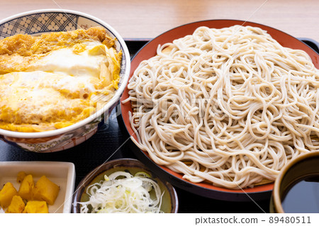 Katsudon and soba set 89480511