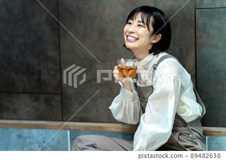 一個女人喝杯茶放鬆 一個女人喝杯茶放鬆 89482638