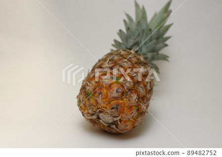 菠蘿放在白色背景上 菠蘿放在白色背景上 89482752