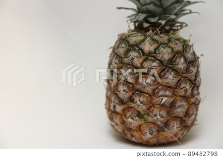 菠蘿放在白色背景上 菠蘿放在白色背景上 89482798