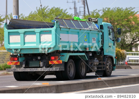 Image of a running dump truck 89482810