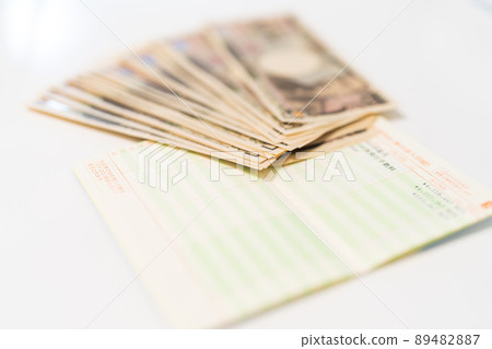 Withdraw money from bankbooks and 10,000 yen bills 89482887