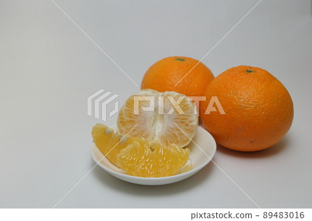 Amanatsu 放置在白色背景上 Amanatsu 放置在白色背景上 89483016