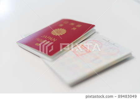 用您的出發和入境印章打開您的護照 89483049