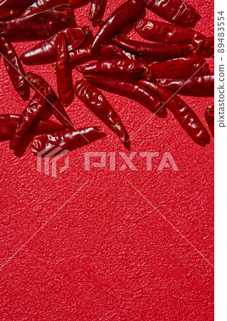 鷹爪紅色背景 89483554