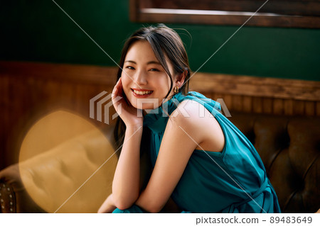 一個穿著長裙的女人戴著臉頰手杖 89483649
