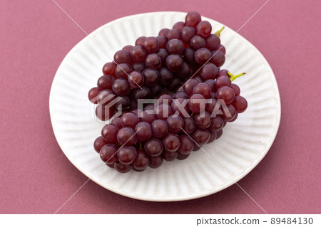 Delaware grapes 89484130