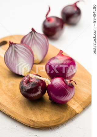 紫洋蔥桌照片 89484180
