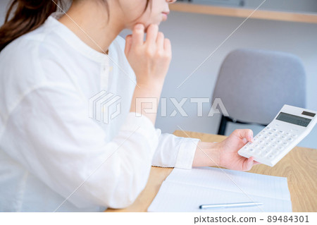 Young woman household account book living Young woman household account book living 89484301