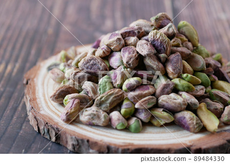 detail shot of pistachios nut on in bowl  89484330