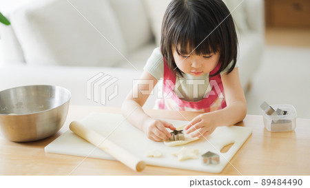 4歲小孩在家做甜點(育兒、育兒、餅乾、模切) 4歲小孩在家做甜點(育兒、育兒、餅乾、模切) 89484490