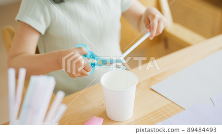 暑假工作的 4 歲兒童（育兒/育兒/剪刀） 89484493