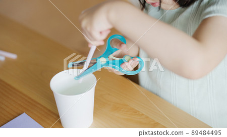 4-year-old child (childcare / childcare / scissors) working during summer vacation 89484495