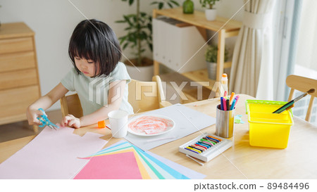 4-year-old child (childcare / childcare / scissors) working during summer vacation 89484496