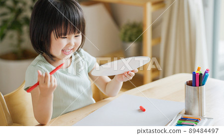4-year-old child working during summer vacation (childcare, parenting, drawing) 89484497