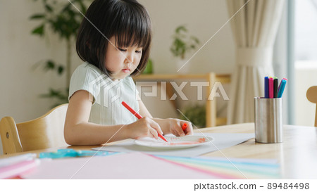 4-year-old child working during summer vacation (childcare, parenting, drawing) 89484498