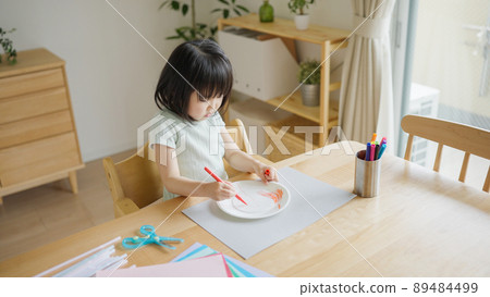 4-year-old child working during summer vacation (childcare, parenting, drawing) 89484499