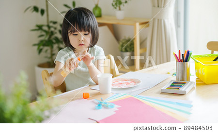 4-year-old child (childcare / childcare / glue) working during summer vacation 89484503