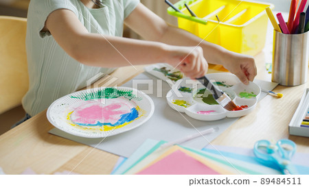 4-year-old child working during summer vacation (childcare, childcare, drawing, watercolors) 89484511