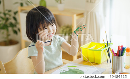 4歲孩子暑假玩顏料(保育、育兒、繪畫、水彩、手印) 4歲孩子暑假玩顏料(保育、育兒、繪畫、水彩、手印) 89484515