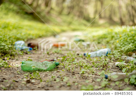 Scattered plastic garbage on nature 89485301