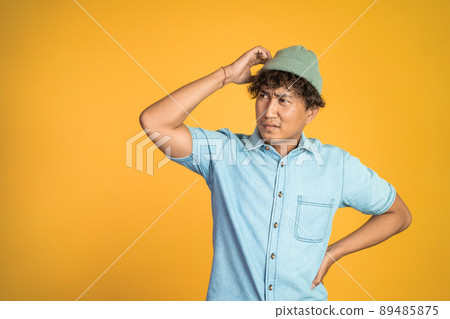 confused young muslim woman scratch her head 89485875