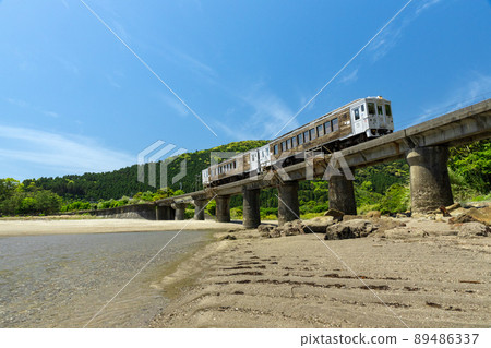 JR九州日南線地方特快海幸山幸行駛在宮崎縣日南市山王的熊谷川大橋上,在日南海岸上鋪滿了湛藍的天空 JR九州日南線地方特快海幸山幸行駛在宮崎縣日南市山王的熊谷川大橋上,在日南海岸上鋪滿了湛藍的天空 89486337