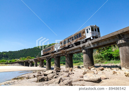 JR九州日南線地方特快海幸山幸行駛在宮崎縣日南市山王的熊谷川大橋上，在日南海岸上鋪滿了湛藍的天空 89486542
