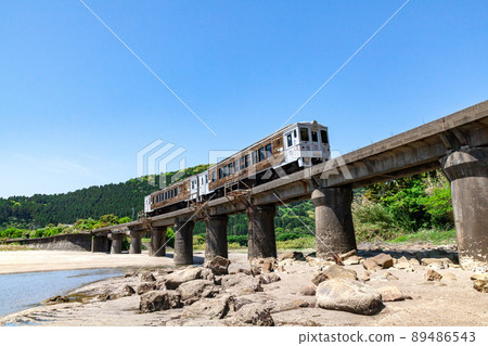 JR Kyushu Nichinan Line Local Limited Express Umisachi Yamasachi running on the Kumagaya River Bridge in Sanno, Nichinan City, Miyazaki Prefecture, where the clear blue sky spreads on the Nichinan coast JR Kyushu Nichinan Line Local Limited Express Umisachi Yamasachi running on the Kumagaya River Bridge in Sanno, Nichinan City, Miyazaki Prefecture, where the clear blue sky spreads on the Nichinan coast 89486543