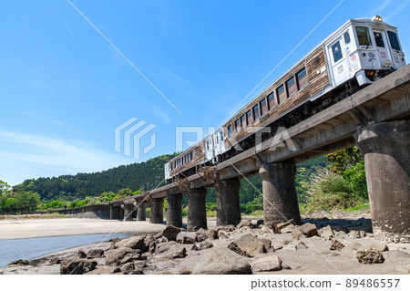 JR九州日南線地方特快海幸山幸行駛在宮崎縣日南市山王的熊谷川大橋上,在日南海岸上鋪滿了湛藍的天空 JR九州日南線地方特快海幸山幸行駛在宮崎縣日南市山王的熊谷川大橋上,在日南海岸上鋪滿了湛藍的天空 89486557