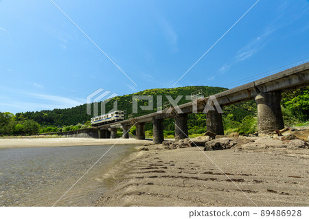 JR九州地方線日南線Kiha 40在宮崎縣日南市山王的熊谷川橋上行駛,在日南海岸上鋪滿湛藍的天空 JR九州地方線日南線Kiha 40在宮崎縣日南市山王的熊谷川橋上行駛,在日南海岸上鋪滿湛藍的天空 89486928