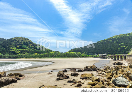 JR Kyushu Local Line Nichinan Line Kiha 40 running on the Kumagaya River Bridge in Sanno, Nichinan City, Miyazaki Prefecture, where the clear blue sky spreads on the Nichinan coast 89486933