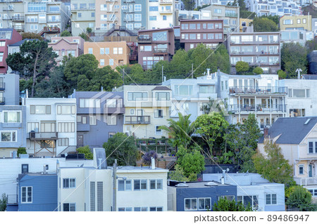 Uphill apartment buildings at San Francisco in California 89486947