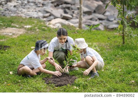 Children join as volunteers for reforestation, earth conservation activities 89489002