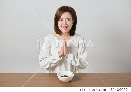 Young vegan woman eating oatmeal 89489052
