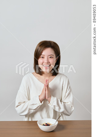 Young vegan woman eating oatmeal 89489053