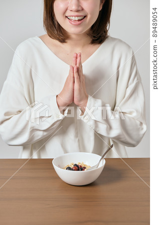 吃燕麥片的年輕素食婦女 吃燕麥片的年輕素食婦女 89489054