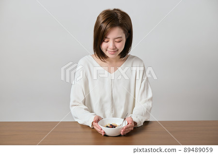 吃燕麥片的年輕素食婦女 89489059
