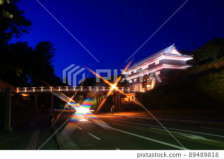 Castle town of Kanazawa city at night 89489818